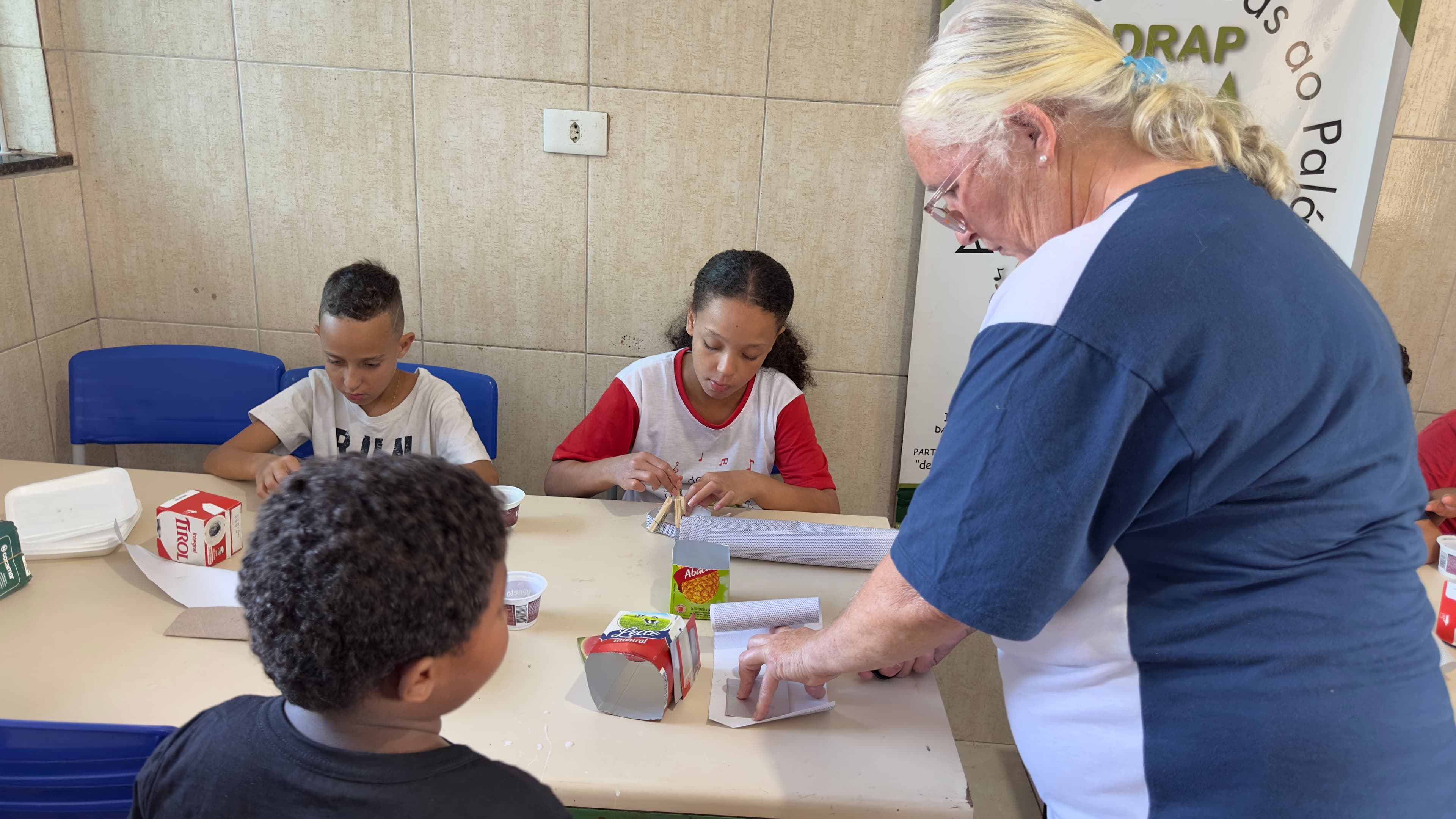 Alunos aprendendo a fazer artesanato