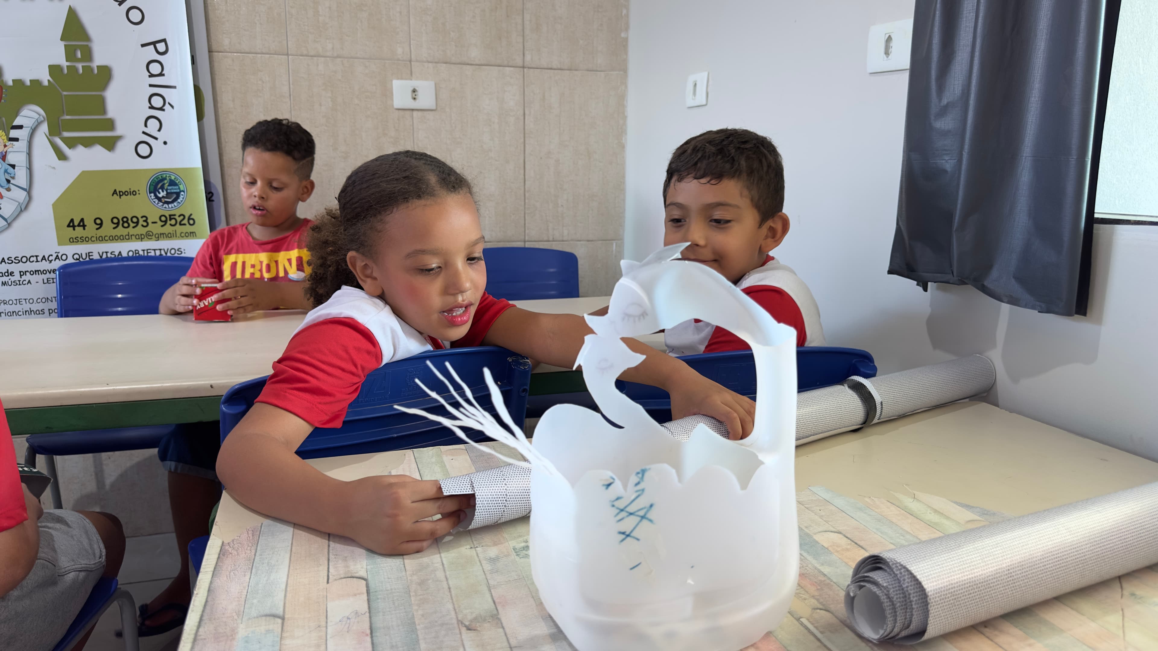 Alunos aprendendo a fazer artesanato