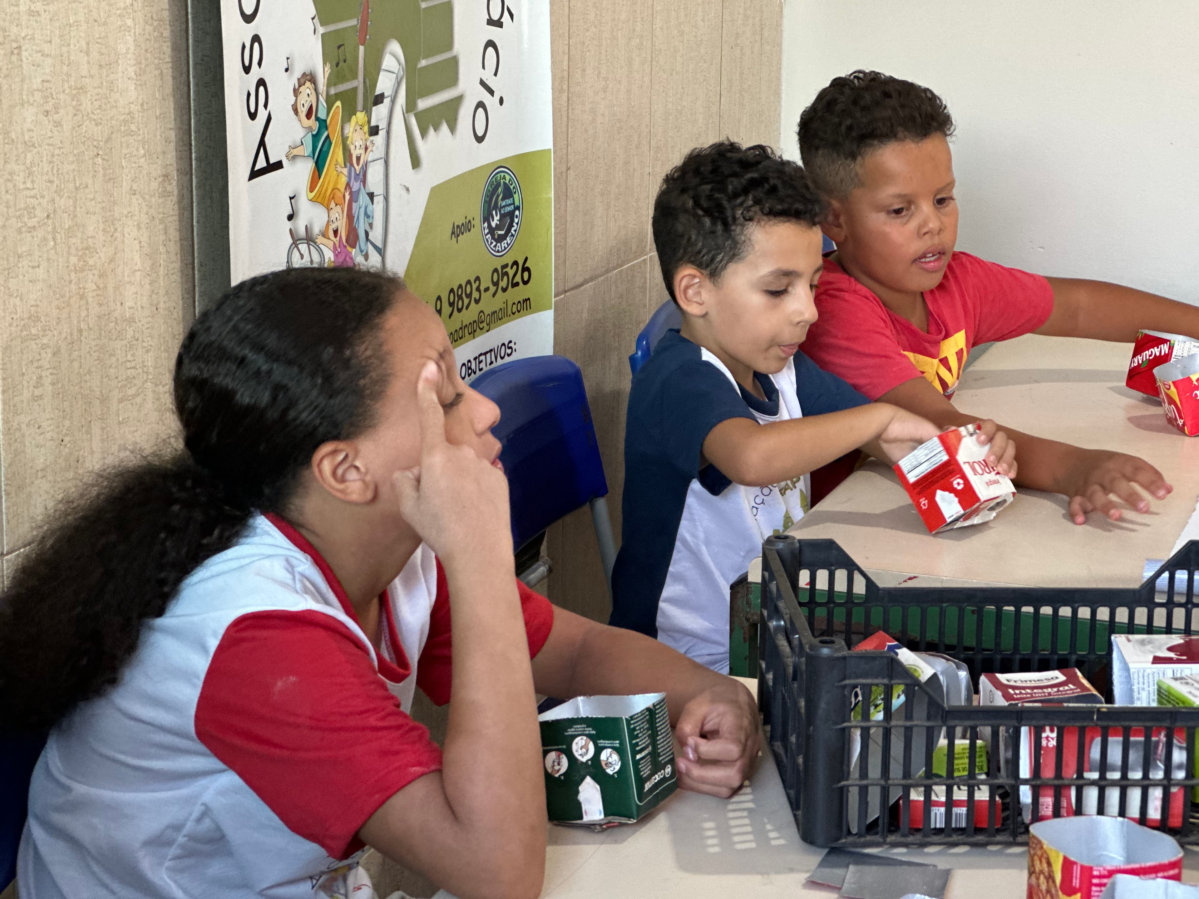 Alunos aprendendo a fazer artesanato