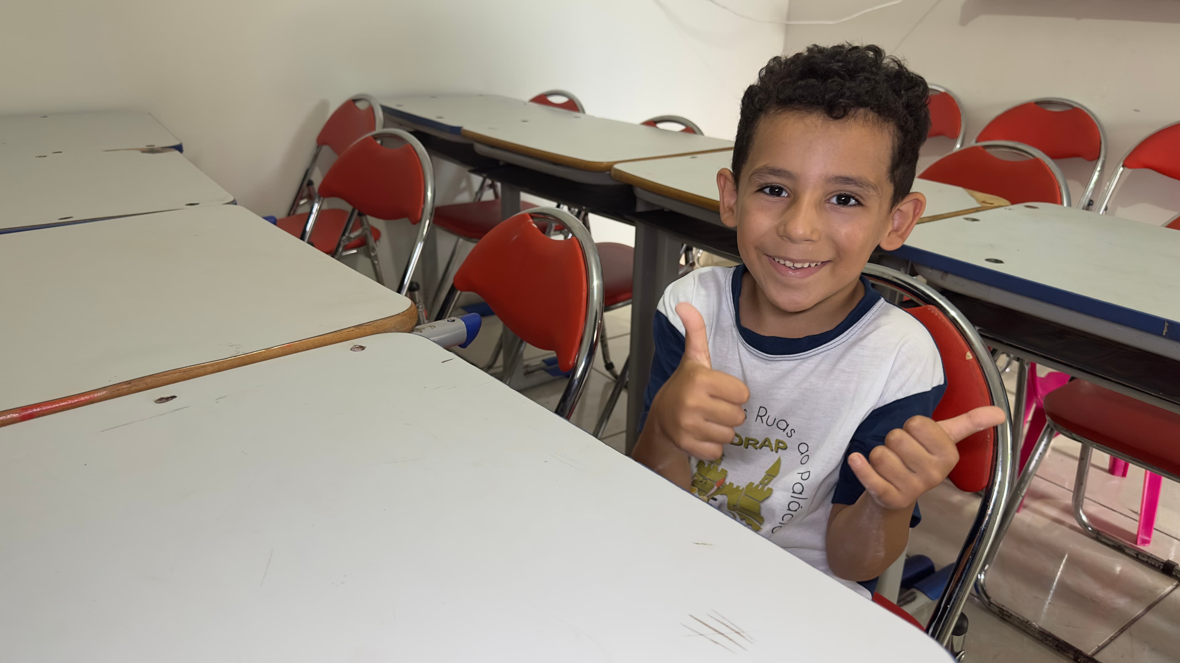 Alunos aprendendo a fazer artesanato