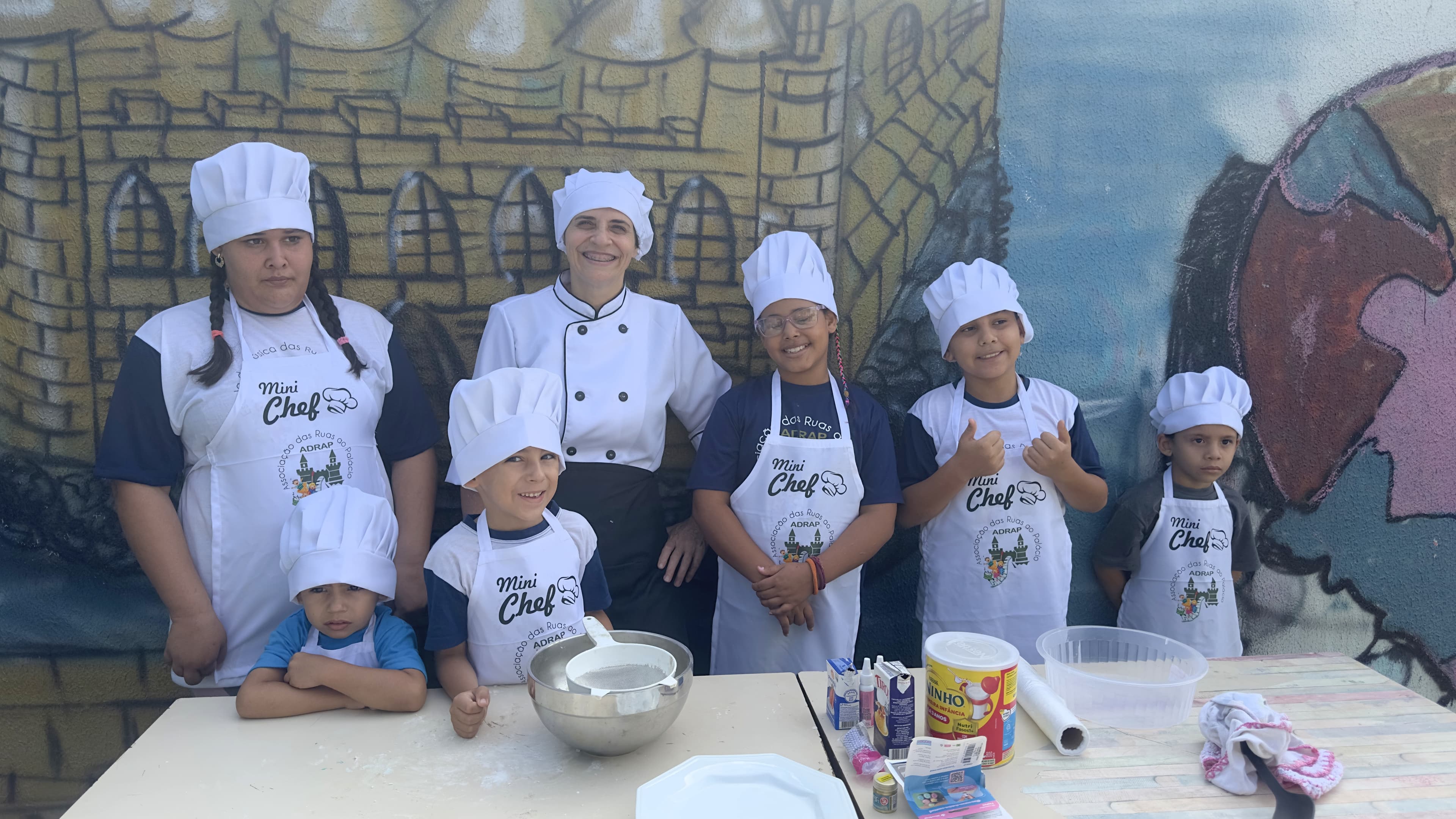 Alunos aprendendo a fazer culinária