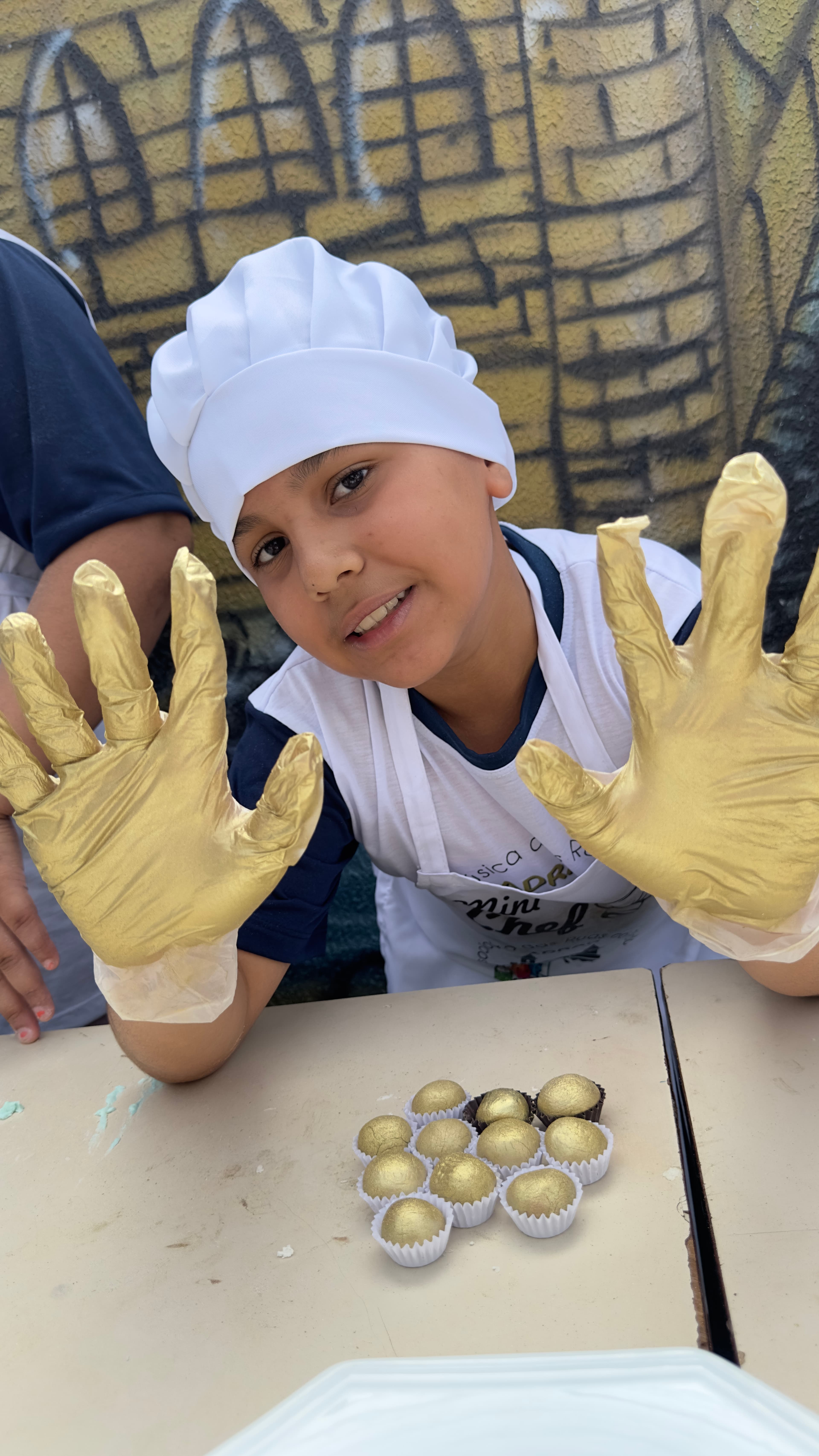 Alunos aprendendo a fazer culinária