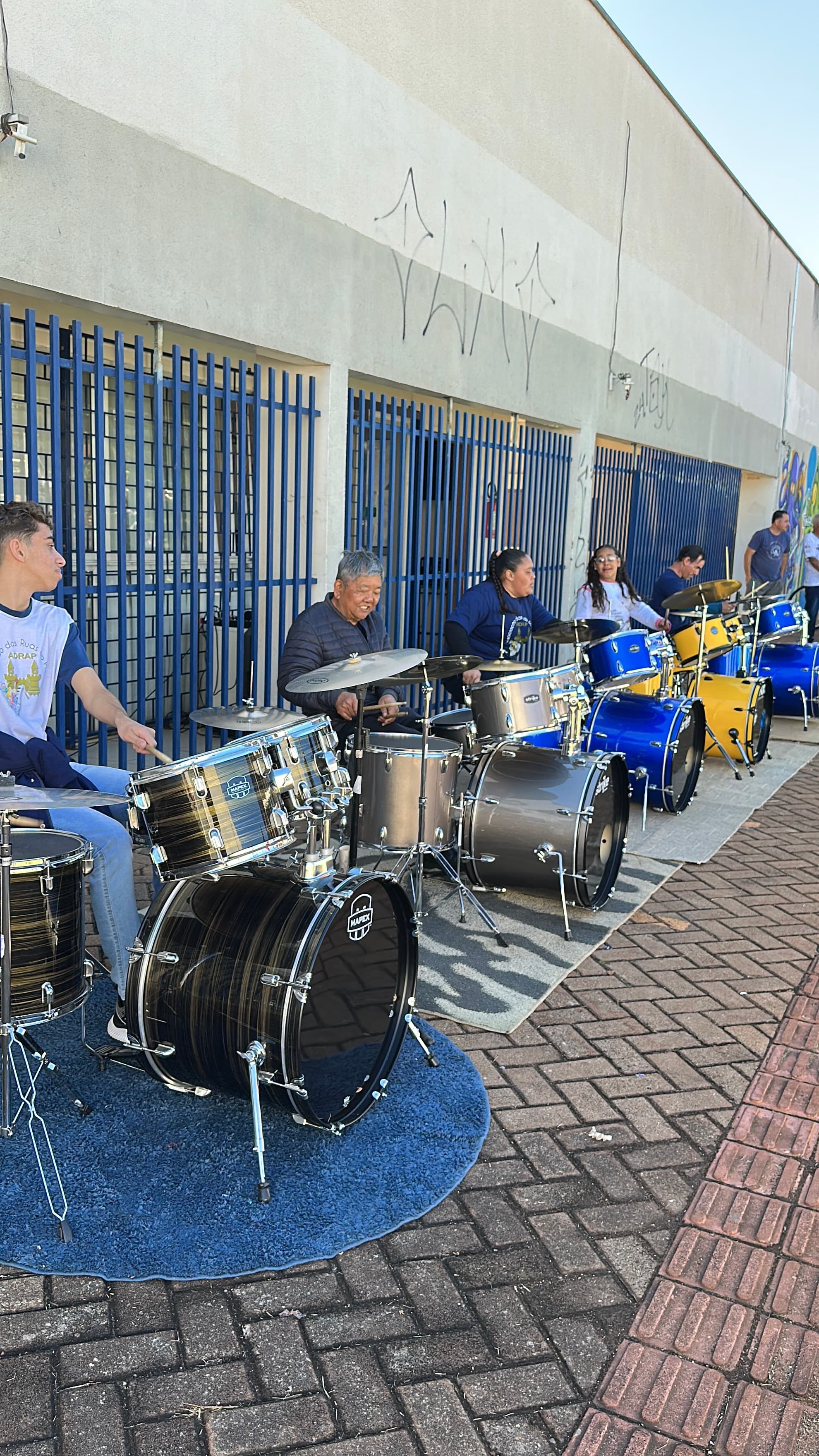 Apresentação coletiva de bateria na Praça CEU de Sarandi