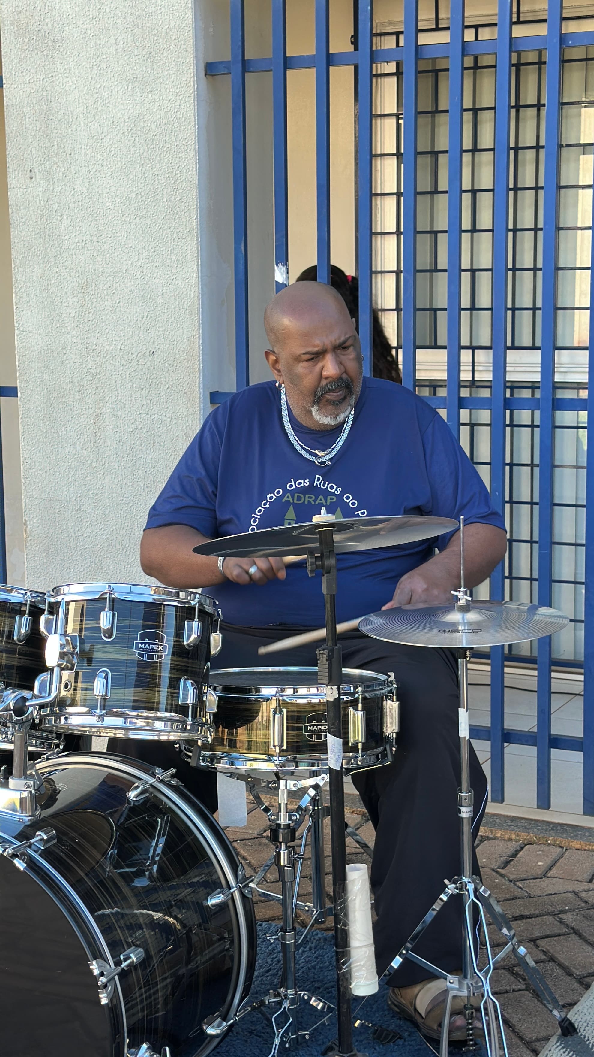 Músico da ADRAP durante apresentação de bateria