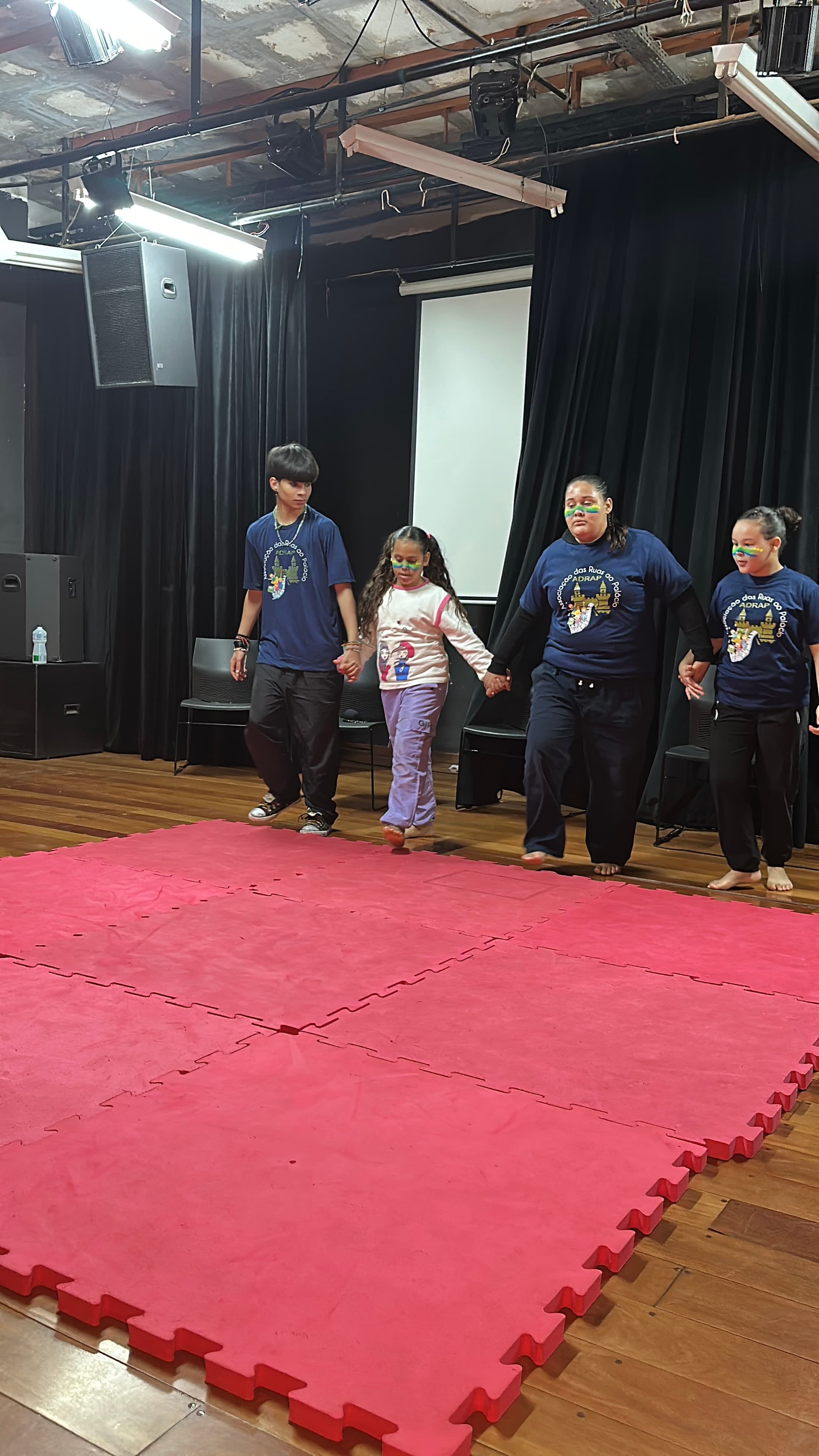 Alunos da ADRAP reunidos após a apresentação de dança
