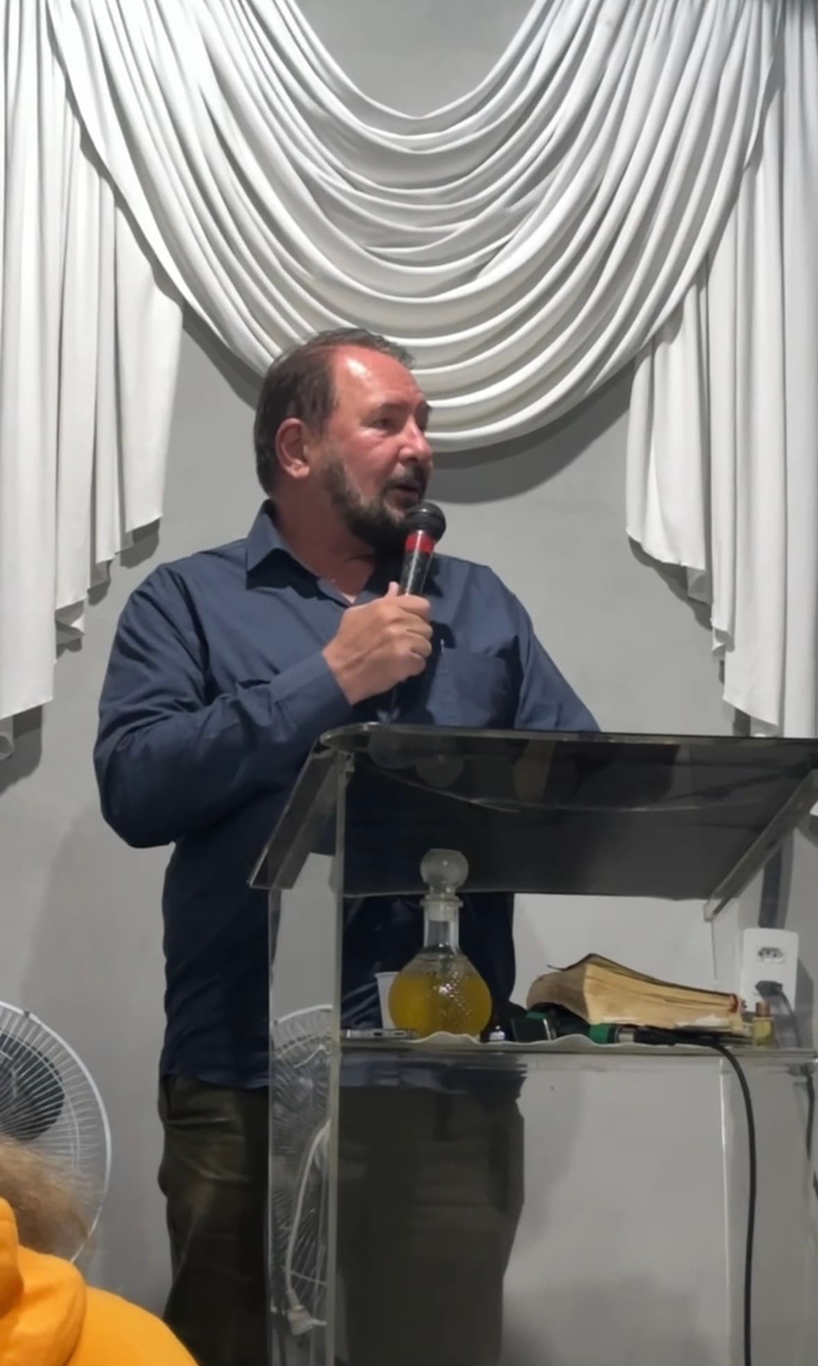 Representante falando ao público durante a posse da nova diretoria