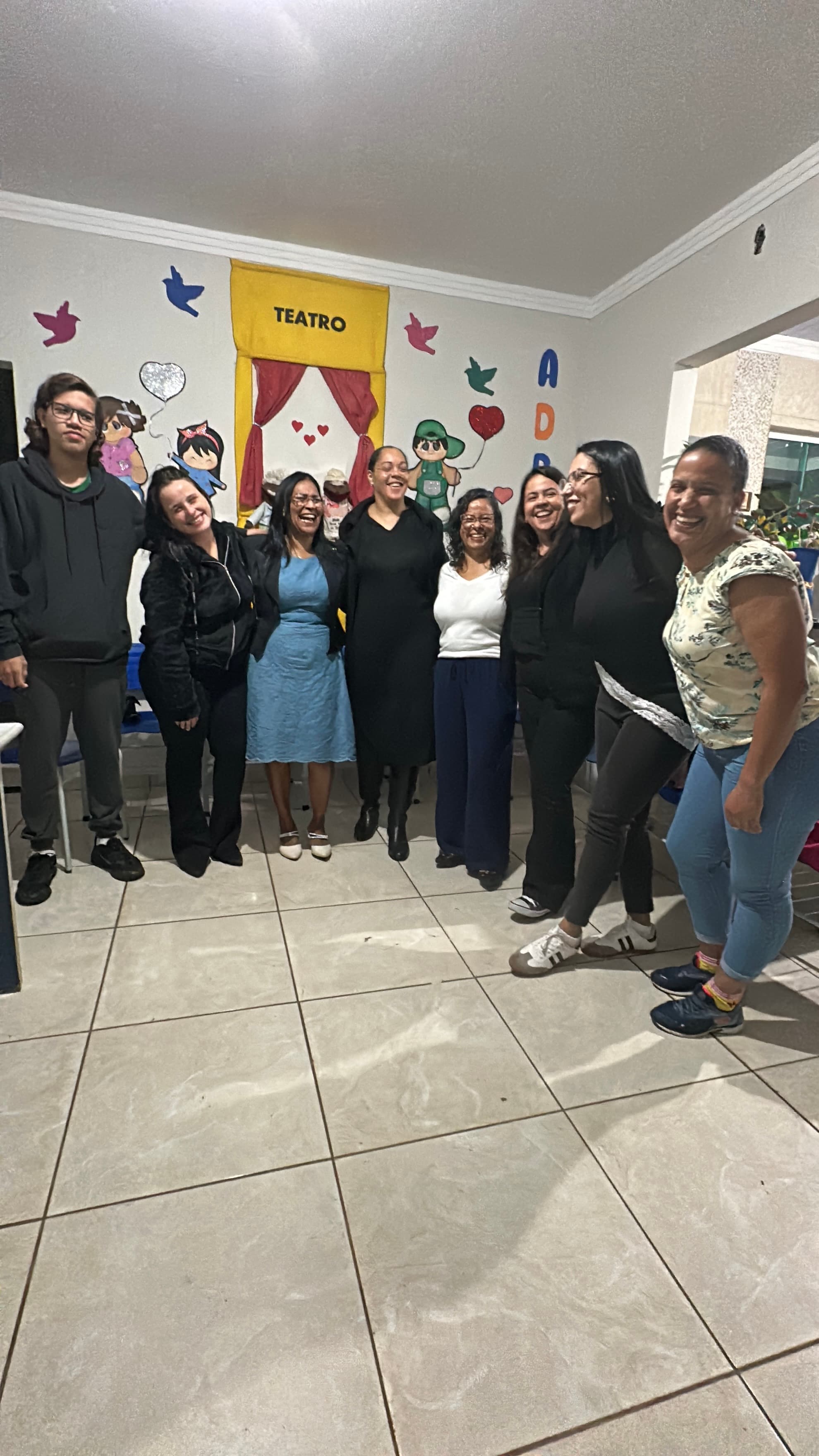 Grupo reunido na sede da ADRAP após a conversa sobre emoções